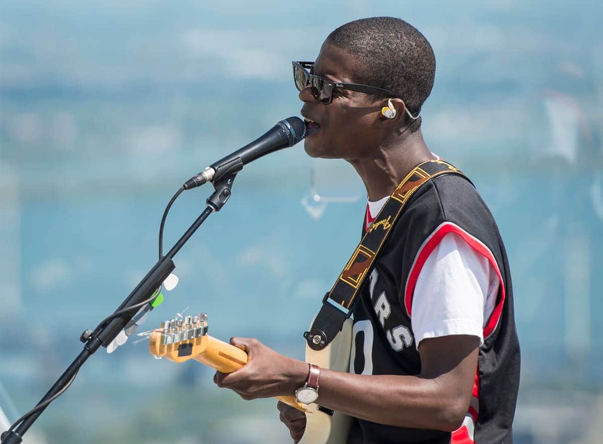 Karim Ouellet lors d'un spectacle sur le toit de la Place Ville-Marie par le Festival de musique émergente en Abitibi-Témiscamingue, en partenariat avec le Zoofest, à Montréal, le 22 juillet 2016.