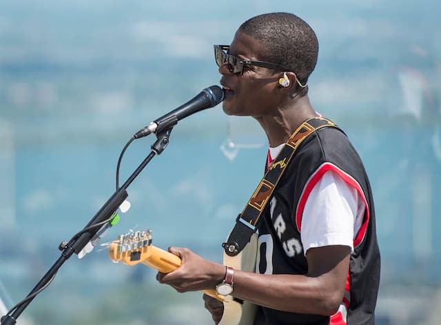 Karim Ouellet lors d'un spectacle sur le toit de la Place Ville-Marie par le Festival de musique émergente en Abitibi-Témiscamingue, en partenariat avec le Zoofest, à Montréal, le 22 juillet 2016.