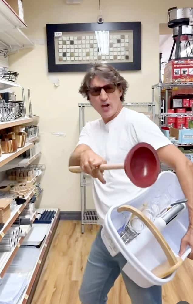 [EN IMAGES] Justin Trudeau et Katy Perry dansent dans une quincaillerie de Montréal