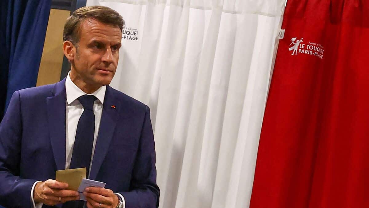 Dissolution en France: Macron en campagne éclair, l’extrême droite favorite