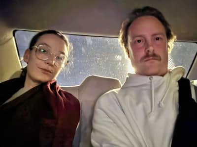 Na quarta-feira à noite, o quebequense Francis Vézina e a sua companheira Geneviève Beaudoin decidiram fugir do Qatar de táxi, pagando 2.000 dólares porque todos os voos neste país foram cancelados. O casal está no veículo que os levará a Riad.