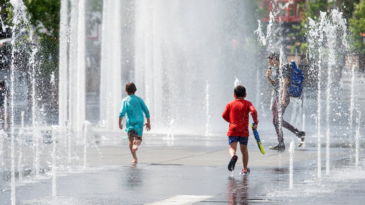 Un deuxième weekend des vacances de la construction chaud