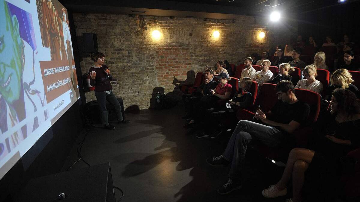 Les cinémas, refuges pour fuir la réalité et les raids aériens en Ukraine