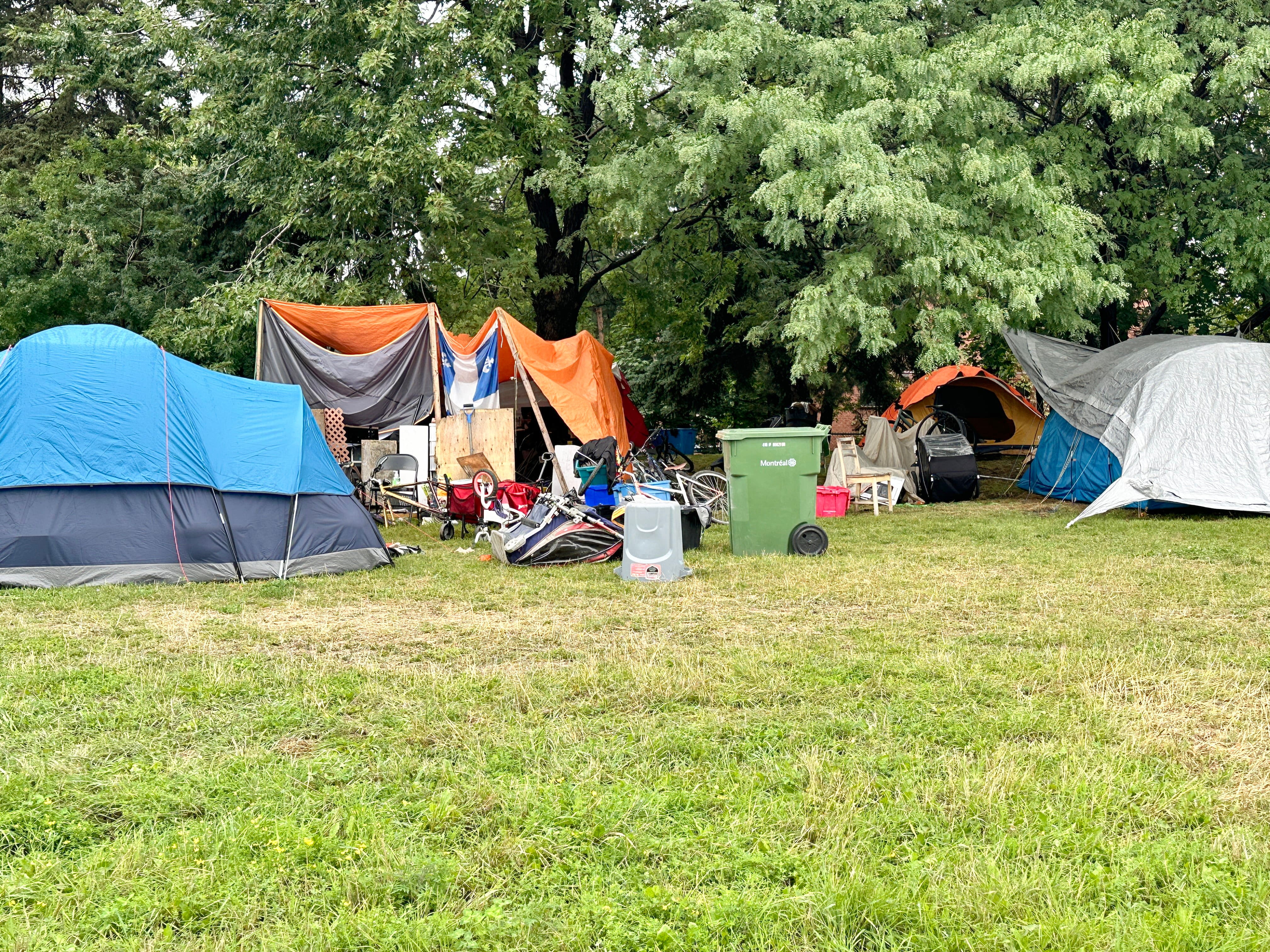 Campements de sans-abri: pas des camps de scouts!