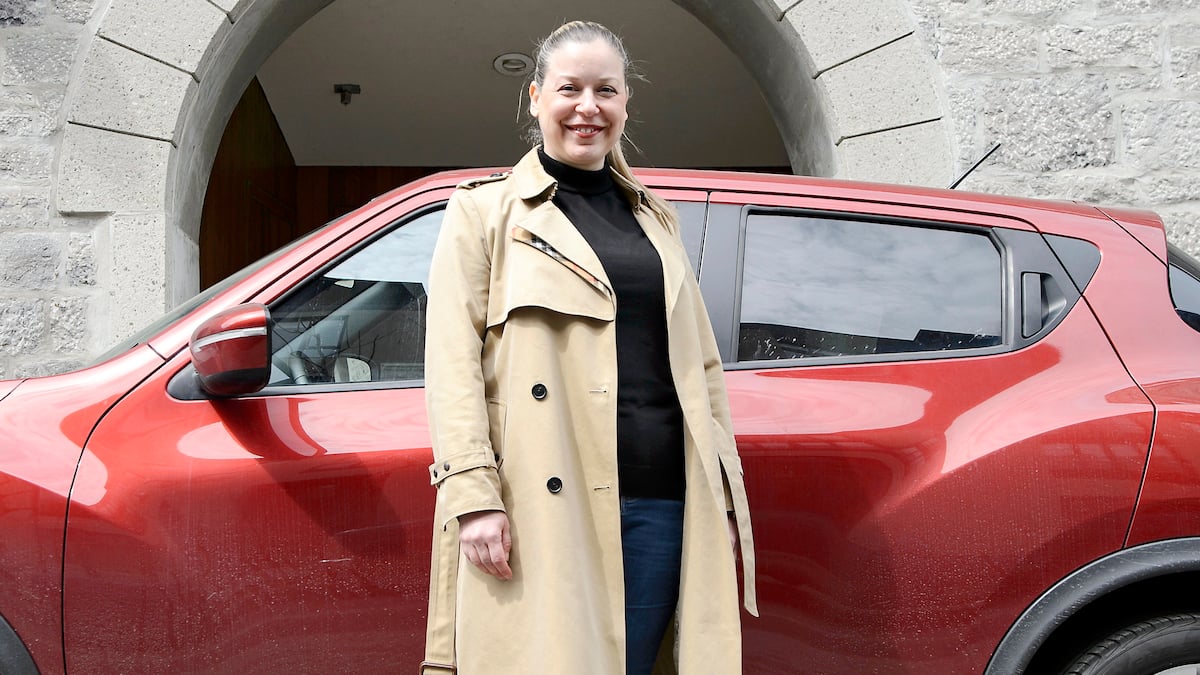 Découragée par un taux d'intérêt à 8,8% qui lui aurait coûté 10 000 $ de plus pour sa nouvelle auto usagée, elle fait un choix difficile pour respecter son budget