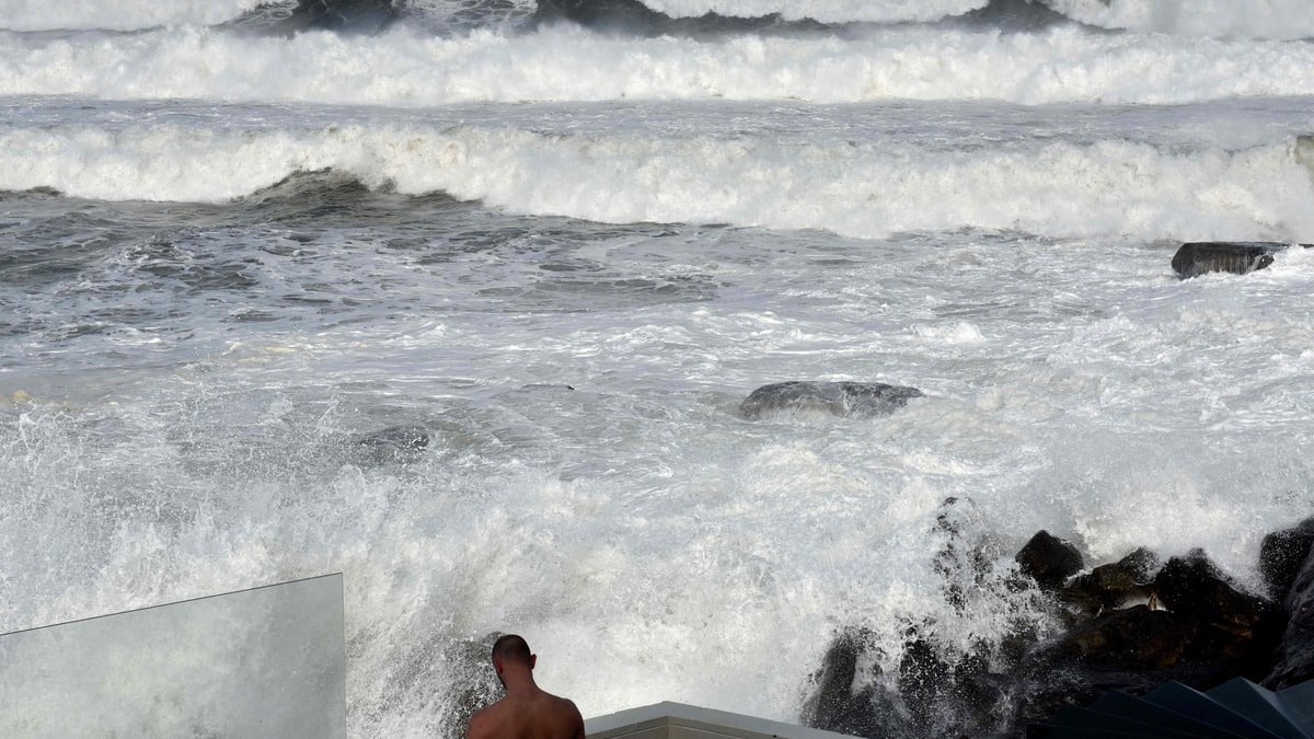 Australia: la spiaggia di Sydney è bagnata da onde enormi