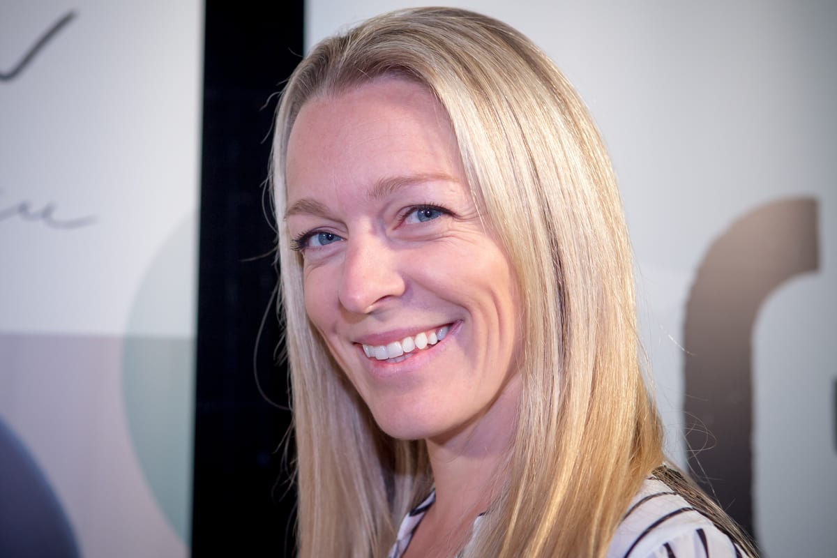 Elle dévoile la couverture de son premier livre