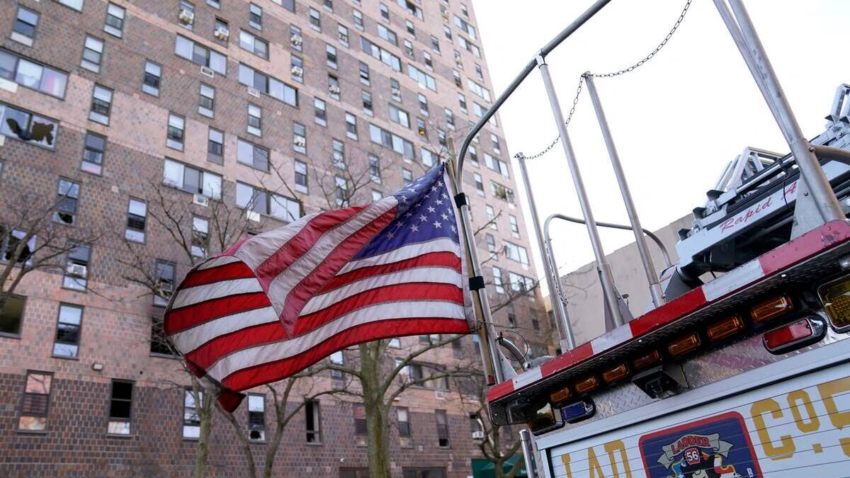 Incendie d’un immeuble à New York: 17 morts selon un bilan revu à la baisse
