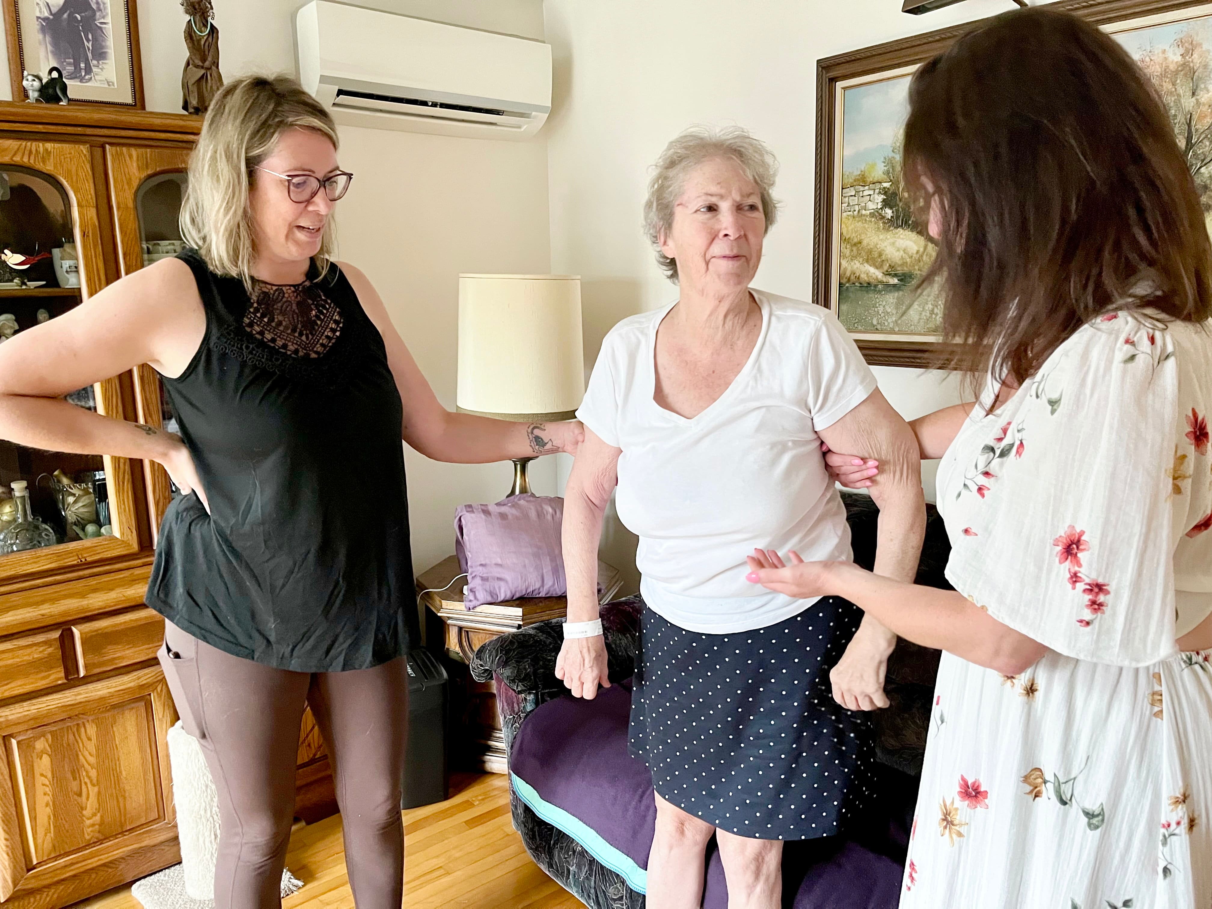 Magali (à gauche) et Carla Cendon (à droite) voudraient garder leur mère à la maison le plus longtemps possible, si elles obtiennent de l’aide.