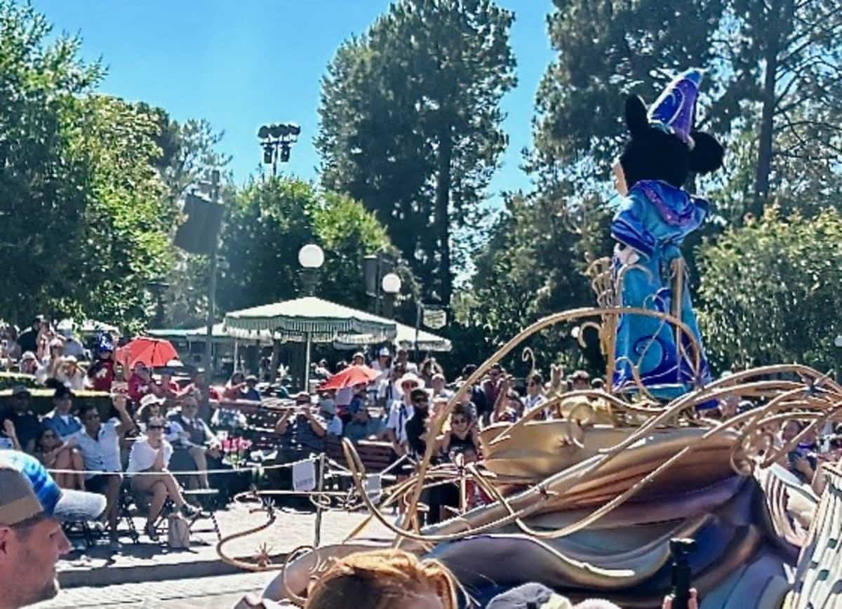 Californie: les passagers d&rsquo;un man&egrave;ge tomb&eacute; en panne coinc&eacute;s dans les airs