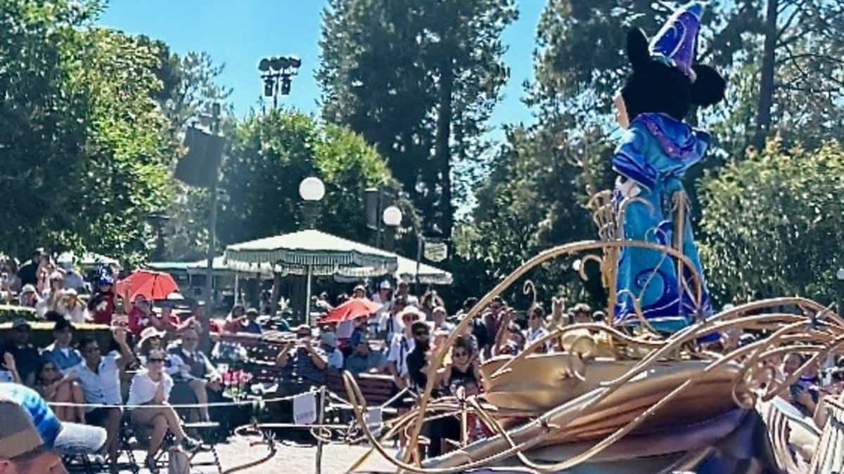 Californie: les passagers d’un manège tombé en panne coincés dans les airs