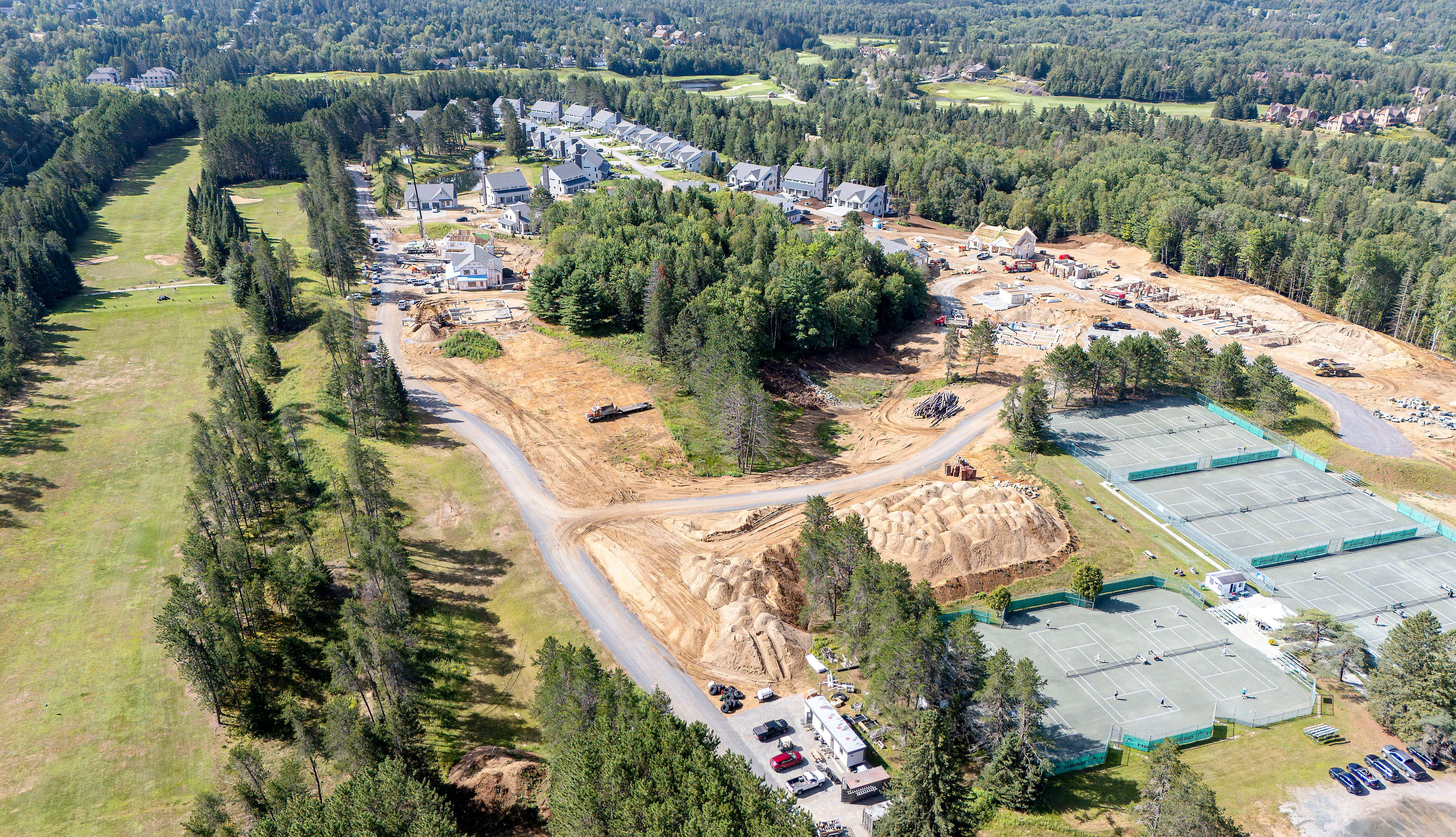 En chantier, le plus ancien terrain de golf des Laurentides est en voie d'être transformé en nouveau développement immobilier de plus de 250 nouvelles habitations.