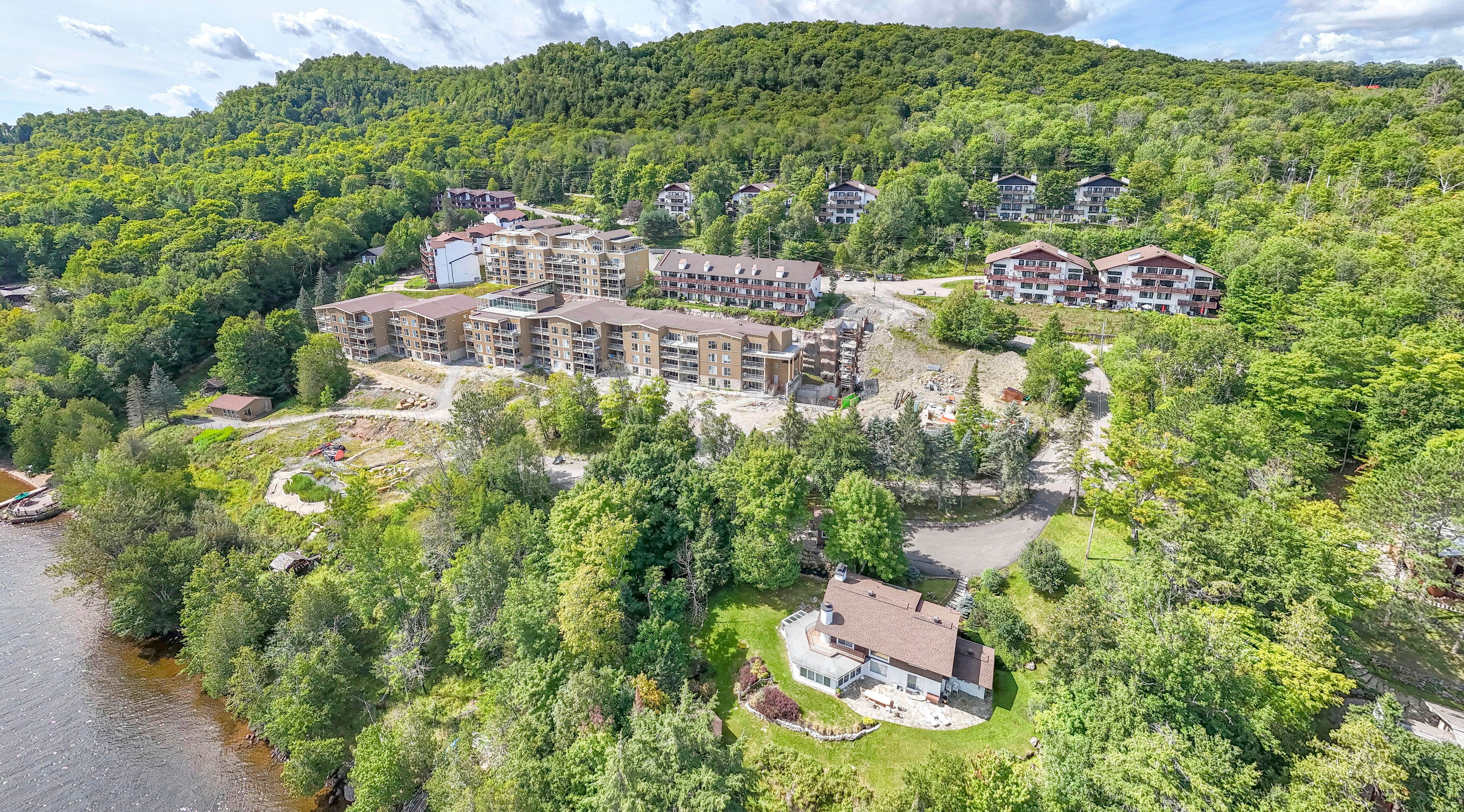 Le complexe Lago Tremblant est l’un des symboles les plus forts des projets de constructions qui tournent mal à Mont-Tremblant.
