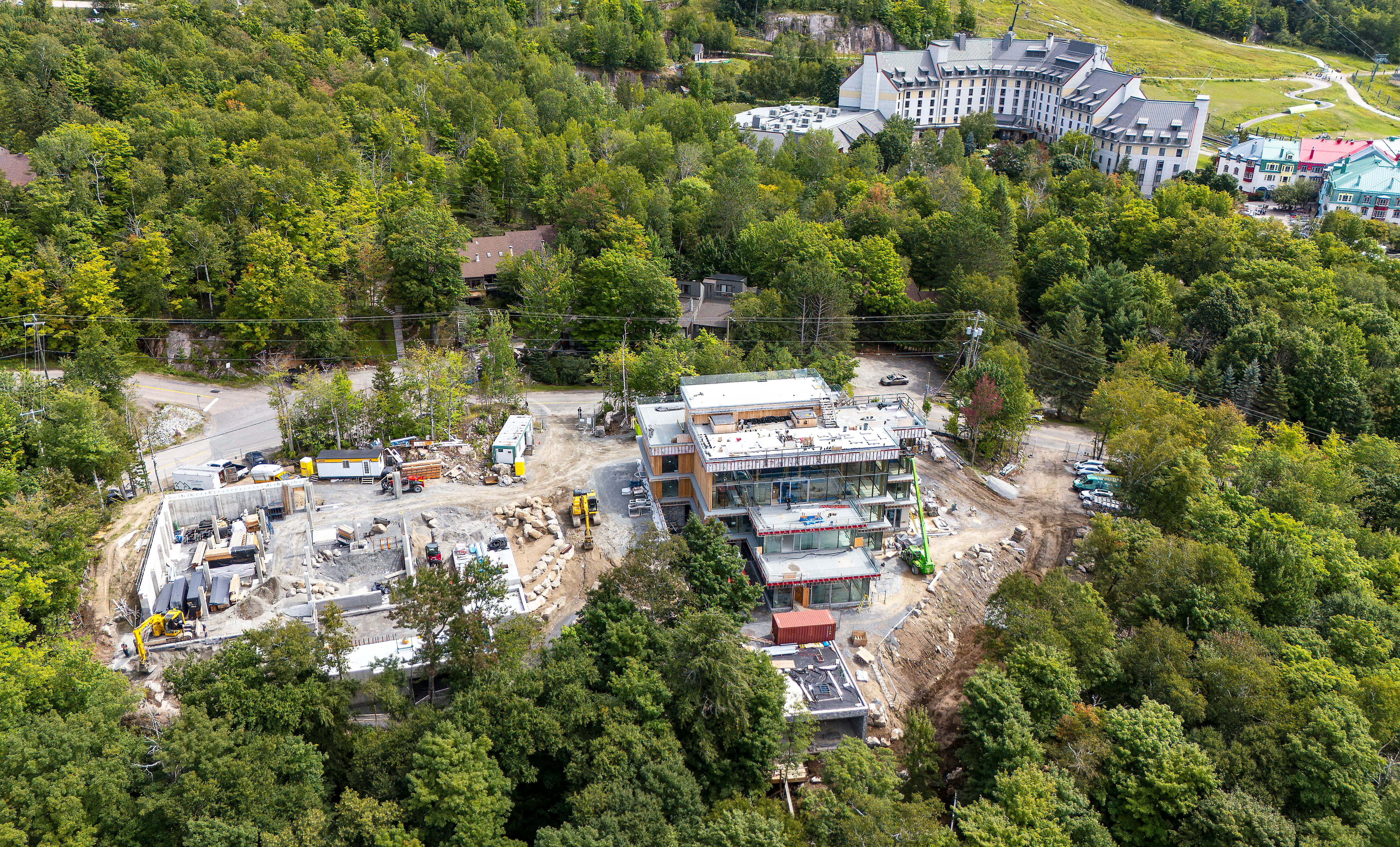 Plongé dans l'incompréhension, le voisinage qui continue d'espérer une intervention de la municipalité, assiste impuissant depuis cinq ans aux travaux de constructions du complexe Pura Vida.