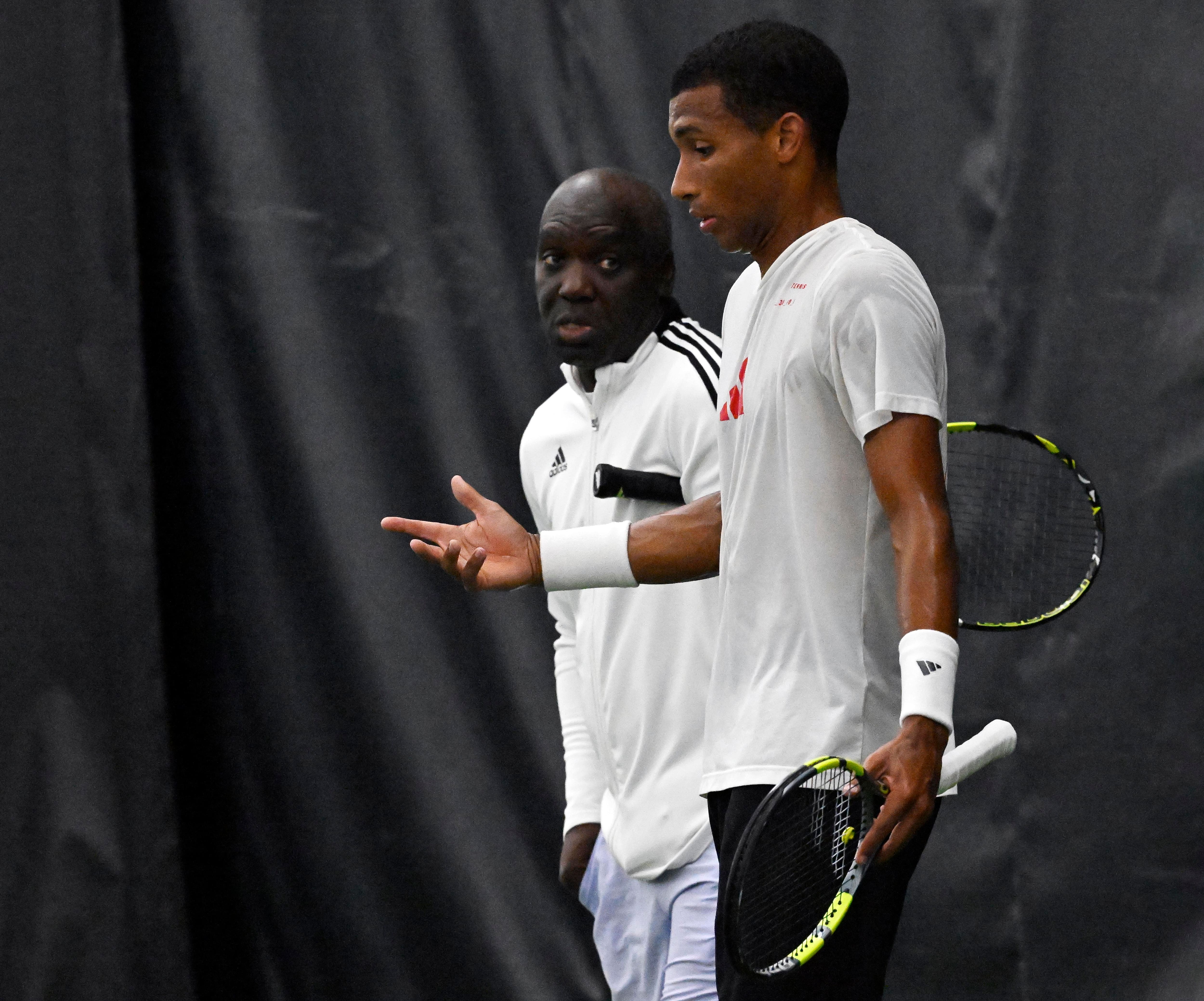 «Sur le terrain, c'est tout le temps chaud»: c'est comment, coacher Félix Auger-Aliassime quand on est son père?