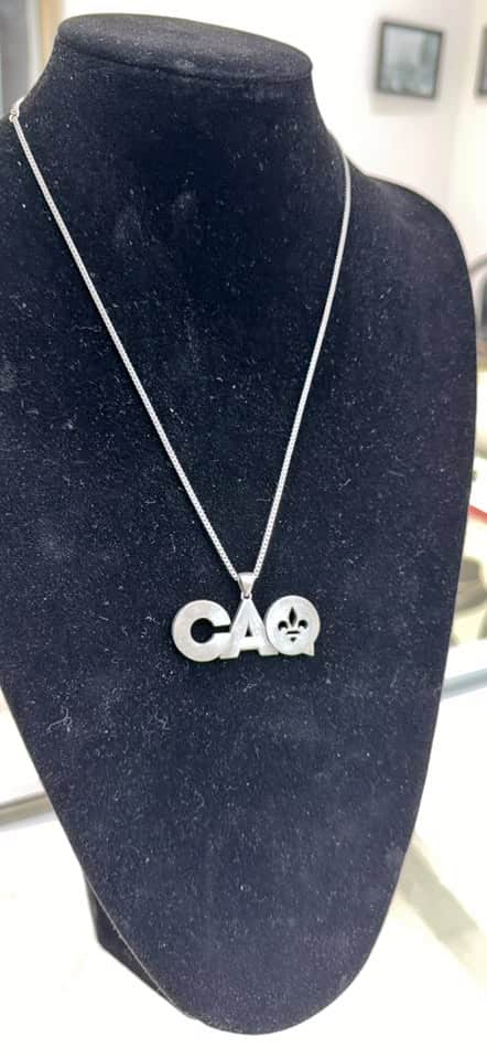 Quelqu’un vend un beau collier de la CAQ sur Marketplace | Le Sac de chips