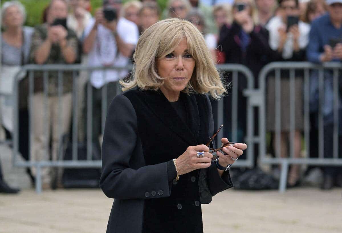 Brigitte Macron hu&eacute;e et siffl&eacute;e &agrave; son arriv&eacute;e aux fun&eacute;railles de Fran&ccedil;oise Hardy