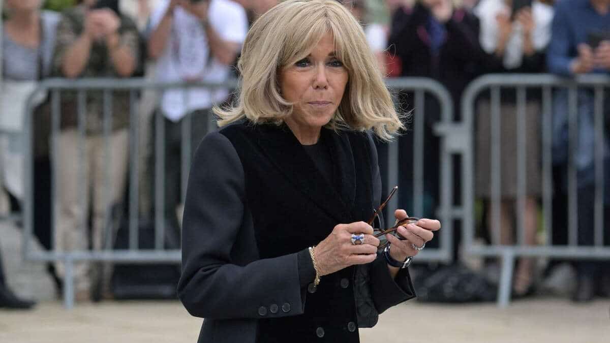 Brigitte Macron huée et sifflée à son arrivée aux funérailles de Françoise Hardy