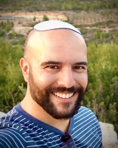 11 Ekim'de Hamas'ın saldırısına uğrayan Biri'de bir kibutzda bir kurbanın cesedi örtüldü.