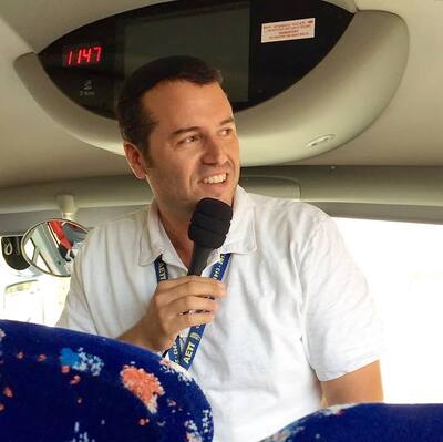 11 Ekim'de Hamas'ın saldırısına uğrayan Biri'de bir kibutzda bir kurbanın cesedi örtüldü.