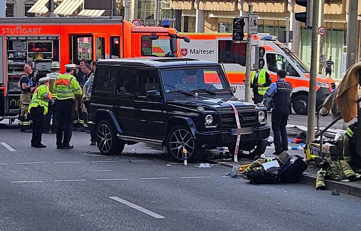 Allemagne : une voiture fonce dans la foule &agrave; Stuttgart, huit bless&eacute;s