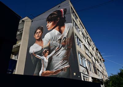 Uma pintura mural em Onesti, a cidade natal de Nadia Comaneci em Roumanie, rappelle encore 50 anos depois de suas façanhas realizadas nos Jogos Olímpicos de Montreal, em 1976.