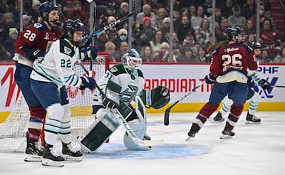 凱瑟琳·杜博斯(左)現在將與前波士頓凱爾特人隊後衛傑西卡·德吉羅拉莫並肩作戰。