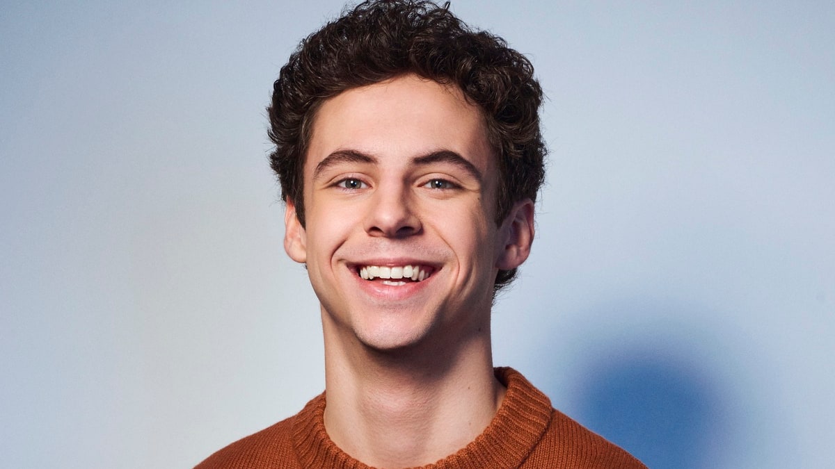 Qui est Albert Asselin, le chansonnier charismatique de «Star Académie