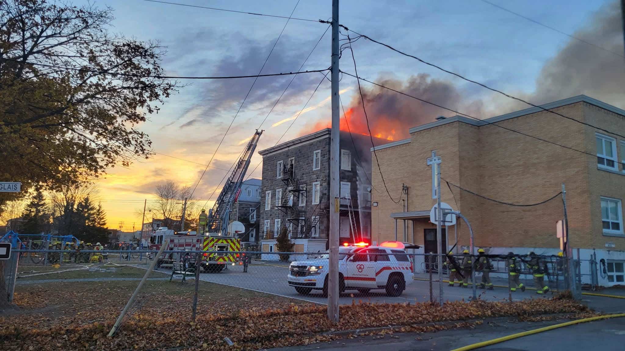 Incendie au vieux couvent de Trois-Pistoles: plus de 1 900 foyers sans électricité