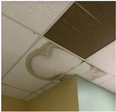 Traces d’infiltration d’eau dans le plafond d’un local de l’école Notre-Dame-de-la-Paix, à Beauharnois, en 2024