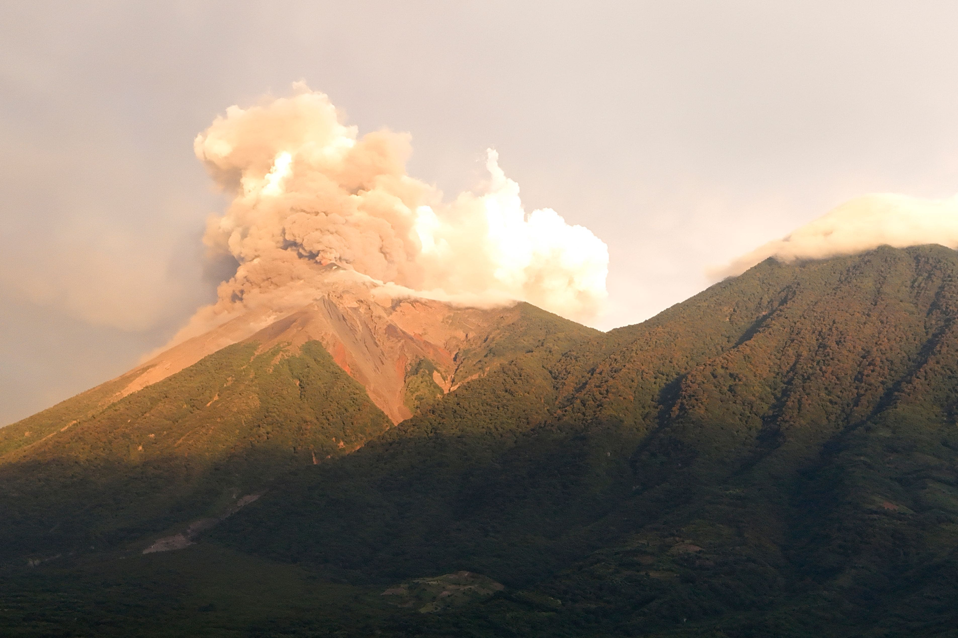 «Je le vois depuis ma terrasse»: des Québécoises au Guatemala sont aux premières loges de l’éruption du volcan de Fuego