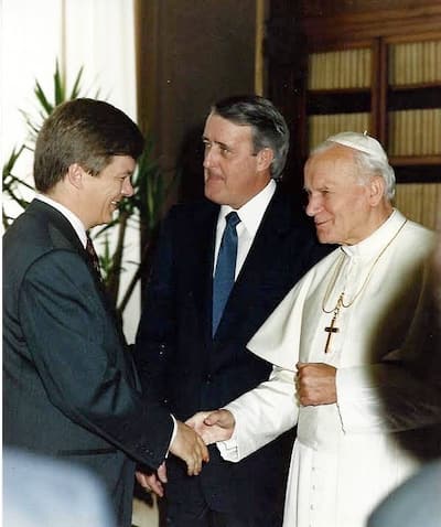 Mark Carney no va al Vaticano en turista