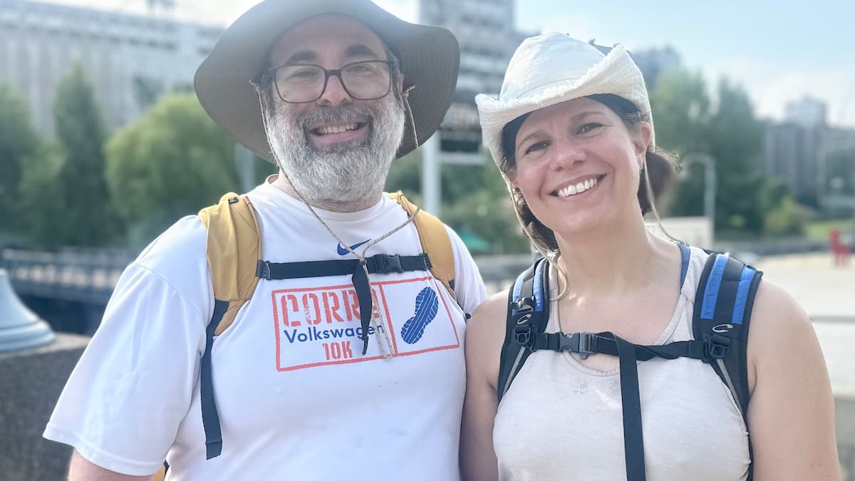 Ce couple en vacances fait le tour de Montréal à la marche pendant une semaine