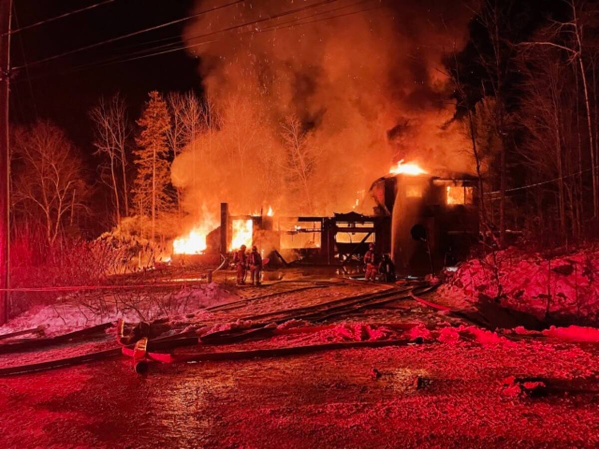 Un incendie ravage un b&acirc;timent &agrave; Val-des-Monts