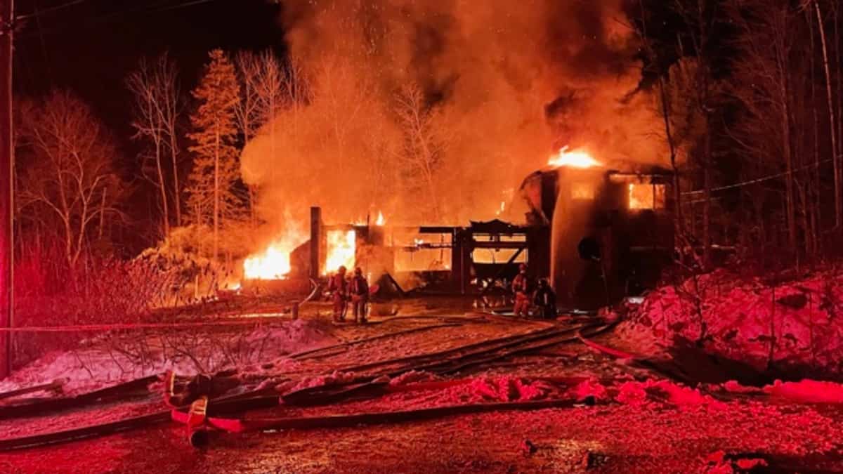 Un incendie ravage un bâtiment à Val-des-Monts