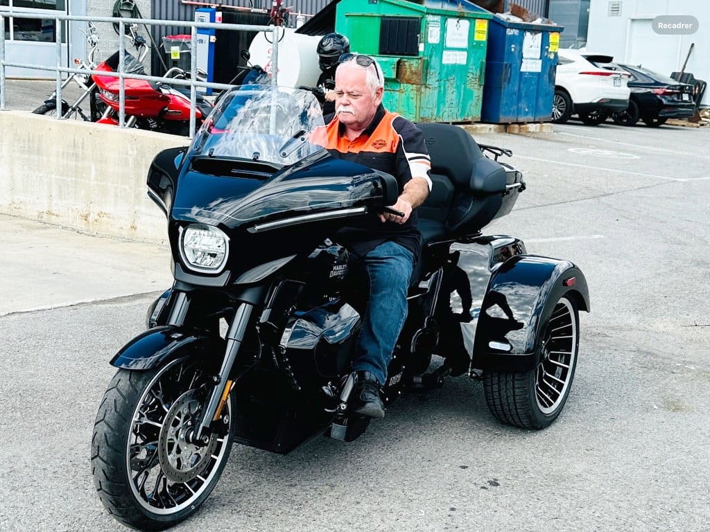Un motocycliste mort à cause d’un nid-de-poule: le débat sur l’état lamentable des routes reprend