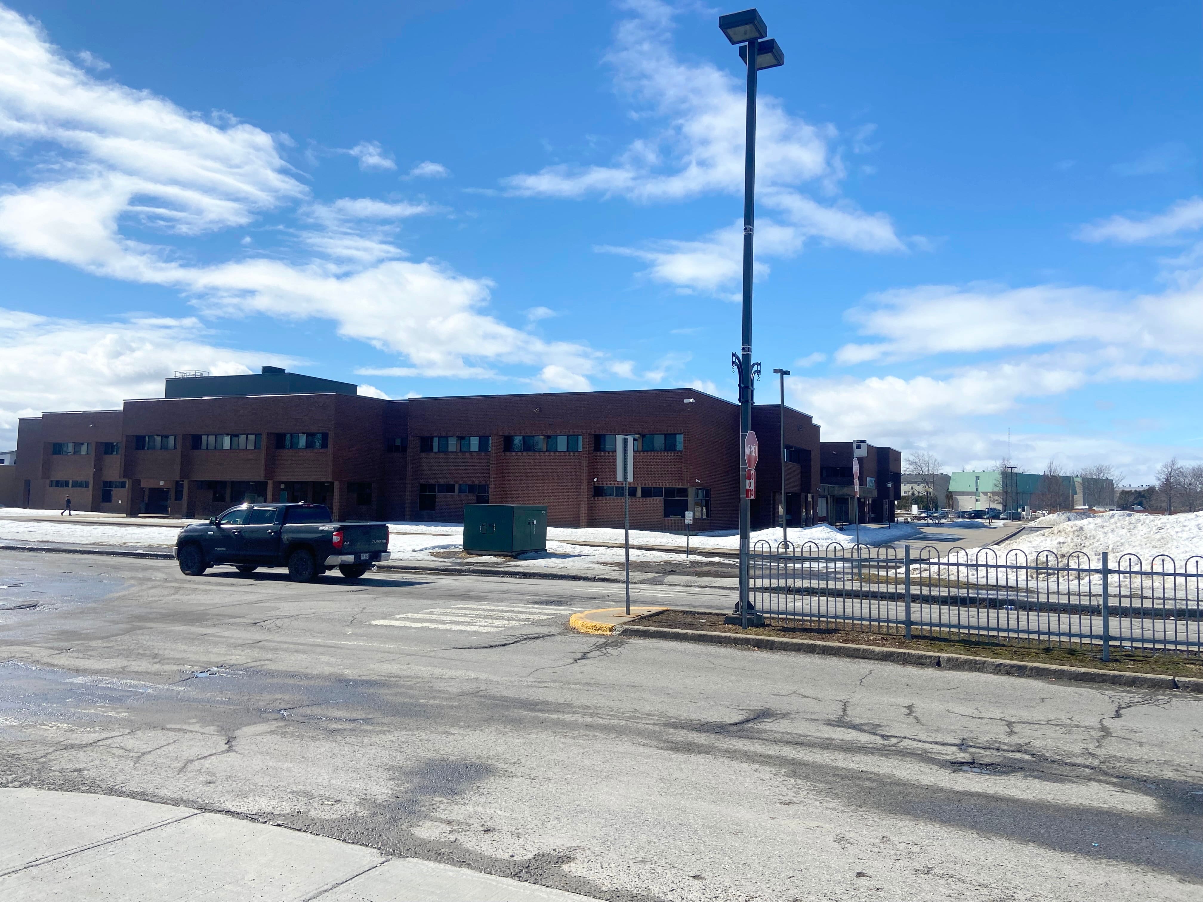 Surveillant projet&eacute; au sol: des &eacute;l&egrave;ves suspendus apr&egrave;s une altercation pr&egrave;s d&rsquo;une &eacute;cole secondaire &agrave; Repentigny