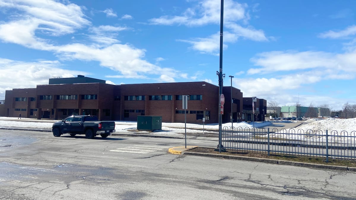 Surveillant projeté au sol: des élèves suspendus après une altercation près d’une école secondaire à Repentigny