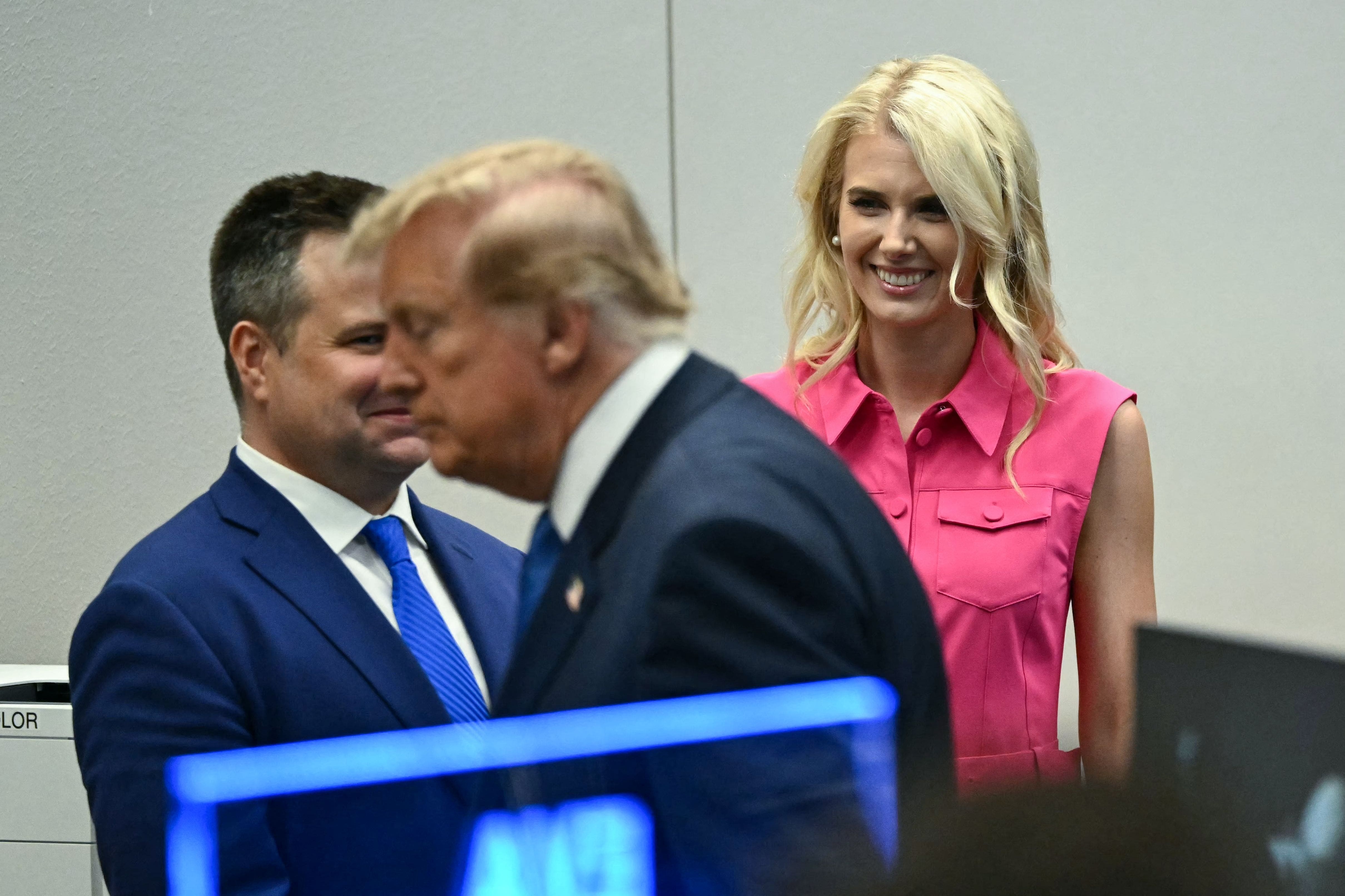 Trump a offert 45 000 dollars en cadeau à Natalie Harp et deux autres assistantes