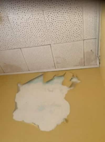 Traces d’infiltration d’eau dans le plafond d’un local de l’école Notre-Dame-de-la-Paix, à Beauharnois