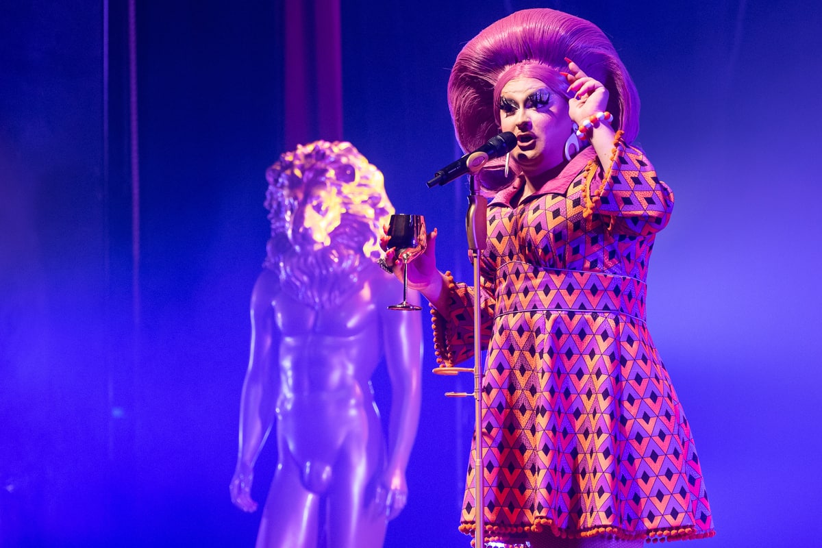 Premi&egrave;re de Mona de Grenoble: la drag-queen se l&acirc;che lousse