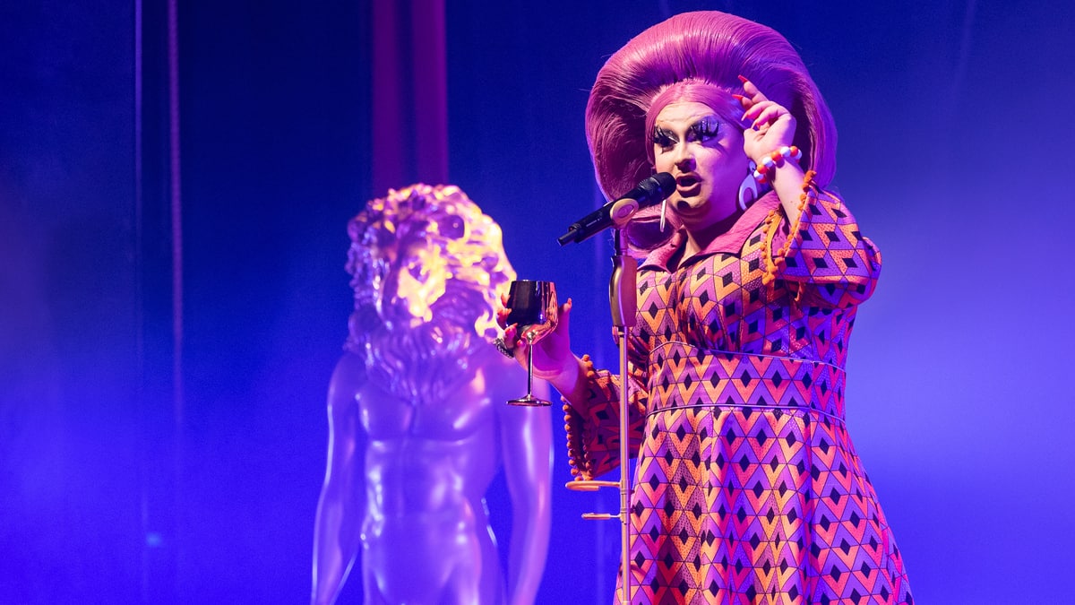 Première de Mona de Grenoble: la drag-queen se lâche lousse