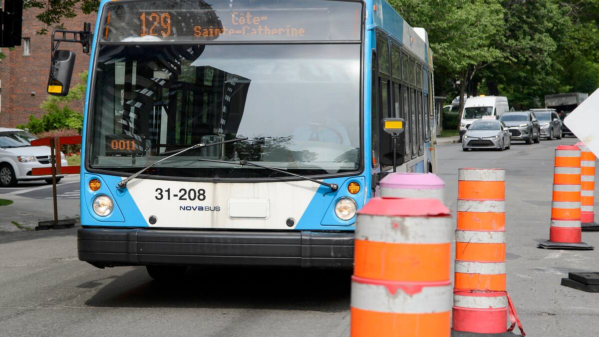 Coincés dans les travaux, les autobus de Montréal roulent en moyenne à 17 km/h