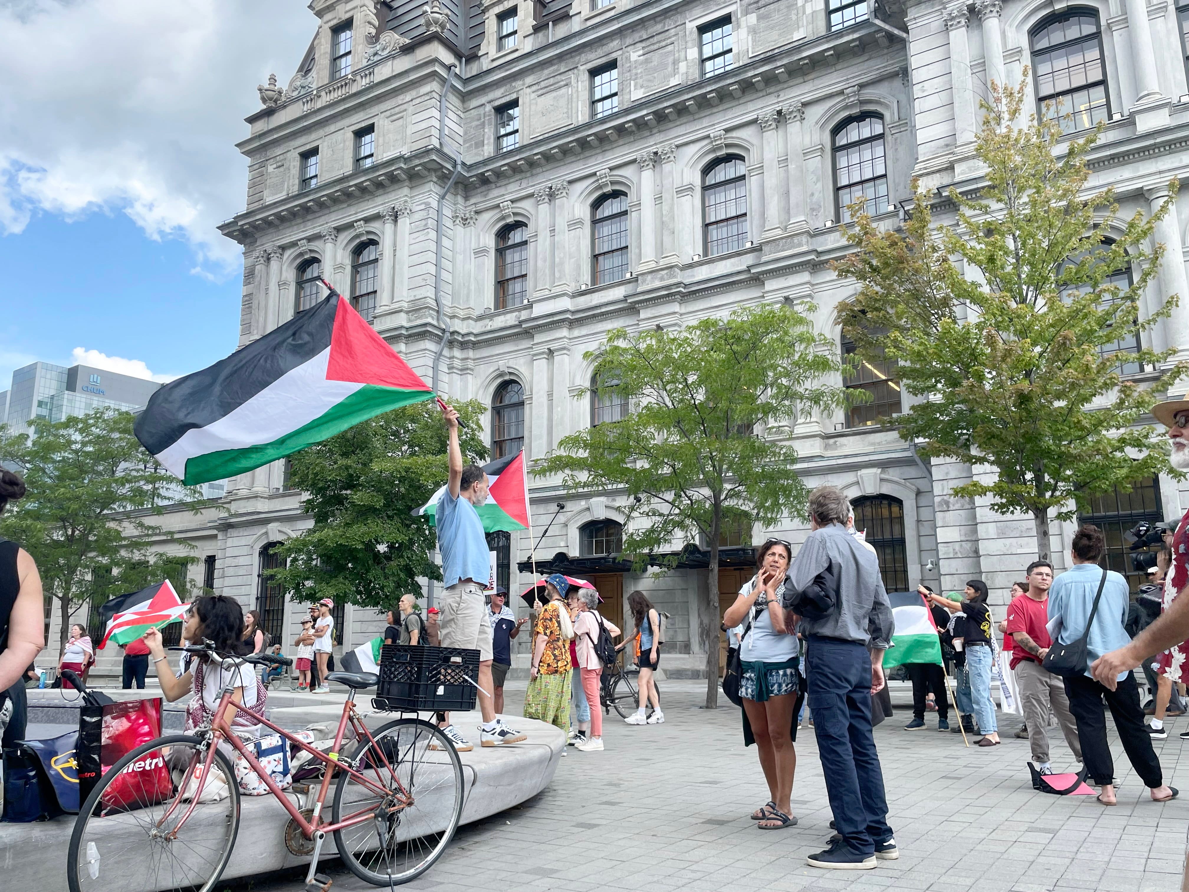 Des manifestants demandent à la mairesse Soraya Martinez Ferrada d'appuyer la Palestine