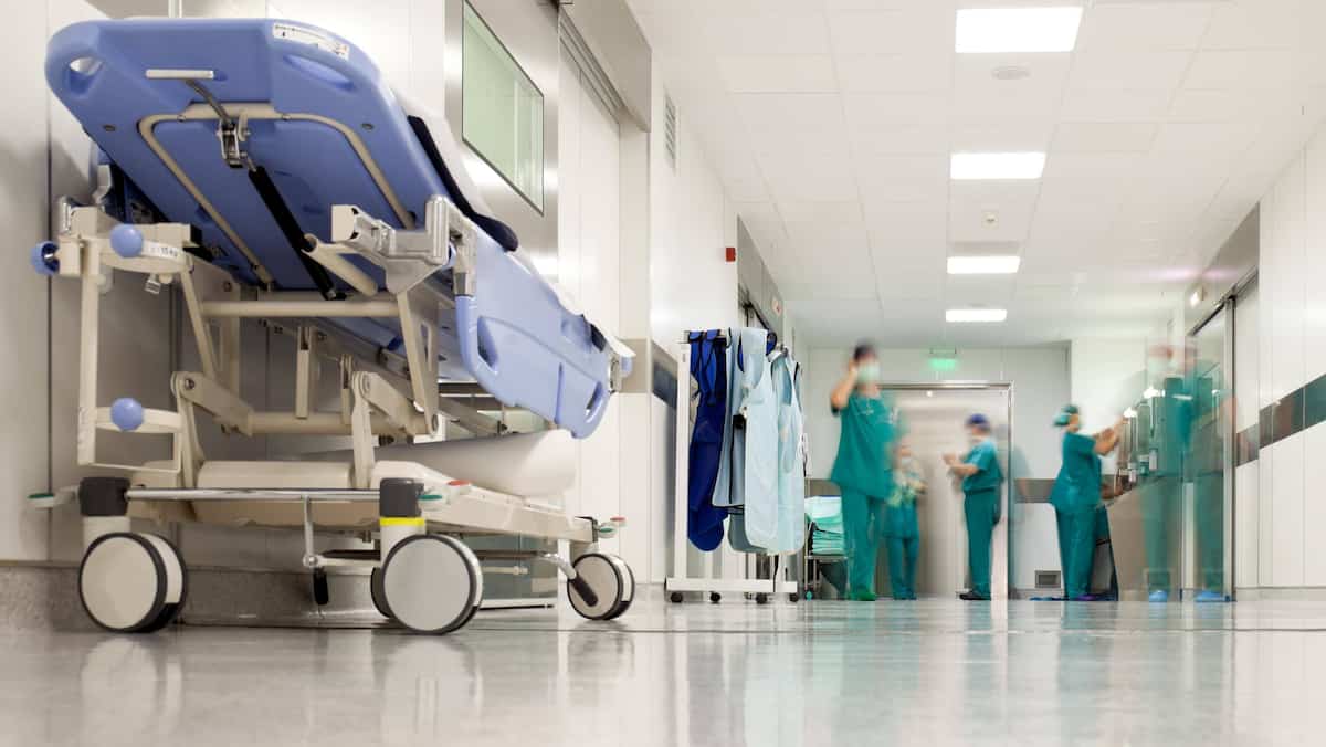 Santé Québec : Plus de 1300 postes supprimés en six mois – Quel impact sur le système de santé québécois ?