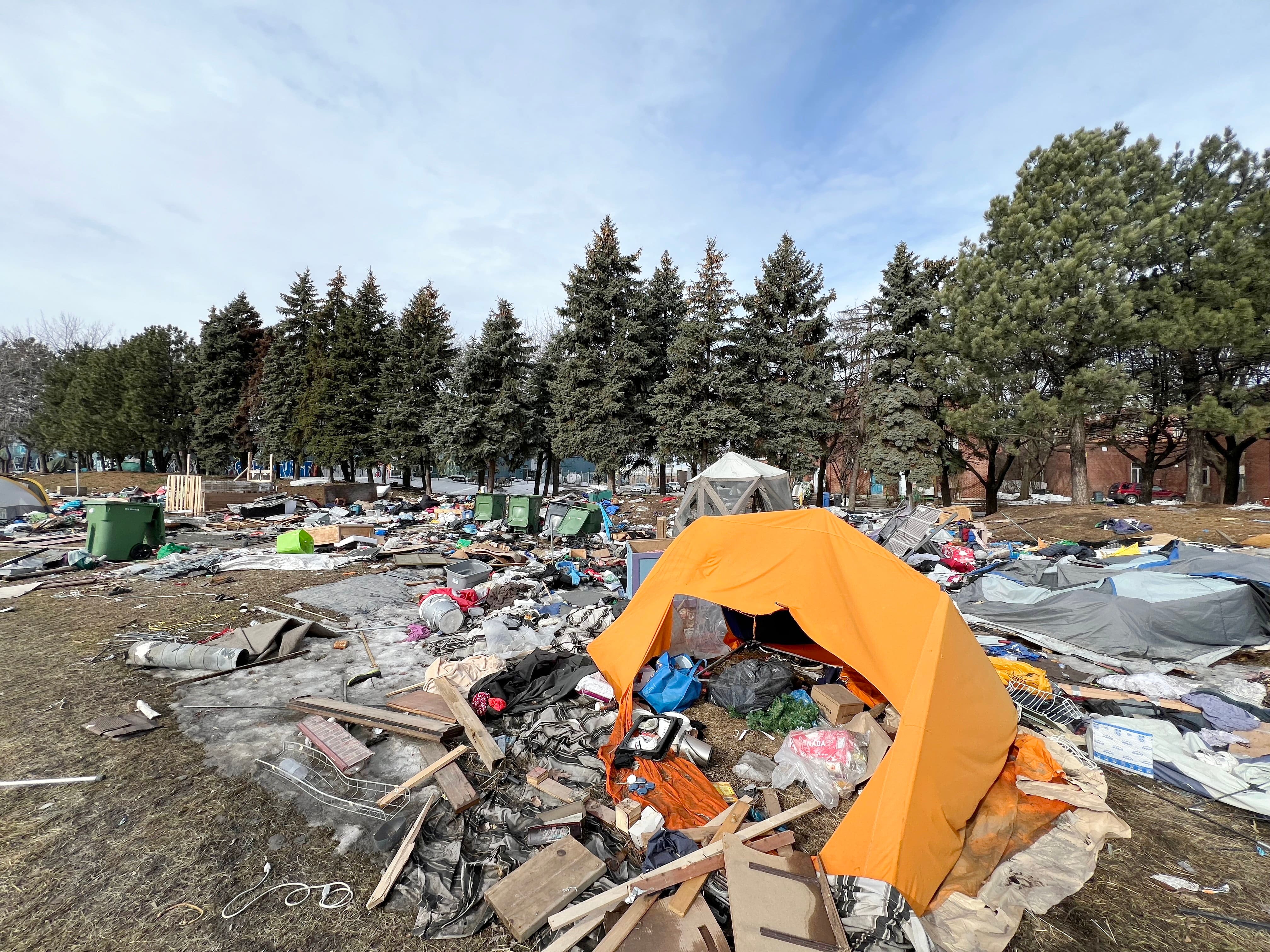 La fonte des neiges a fait apparaître d’immenses montagnes de déchets dans l'arrondissement de Mercier–Hochelaga-Maisonneuve.