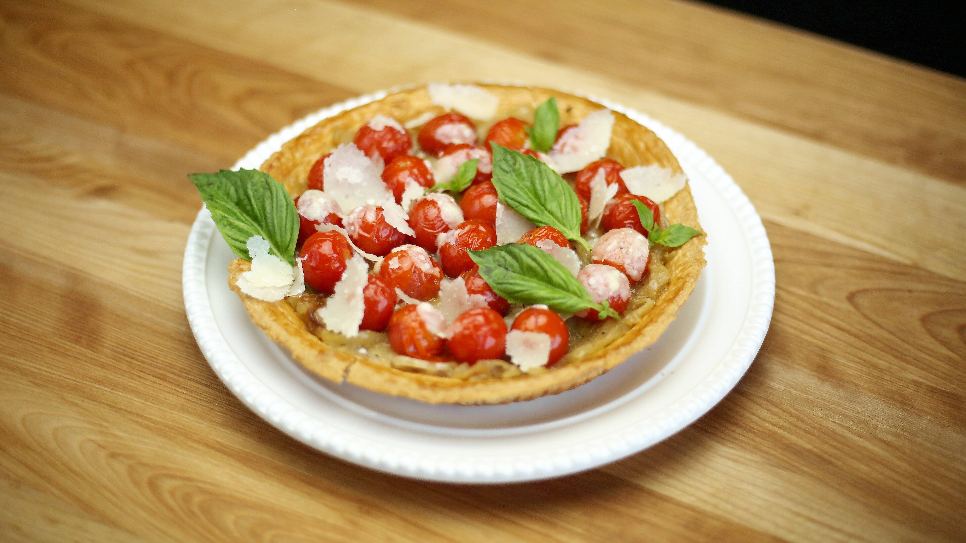 Tarte aux tomates &eacute;clat&eacute;es, oignons et copeaux de parmesan