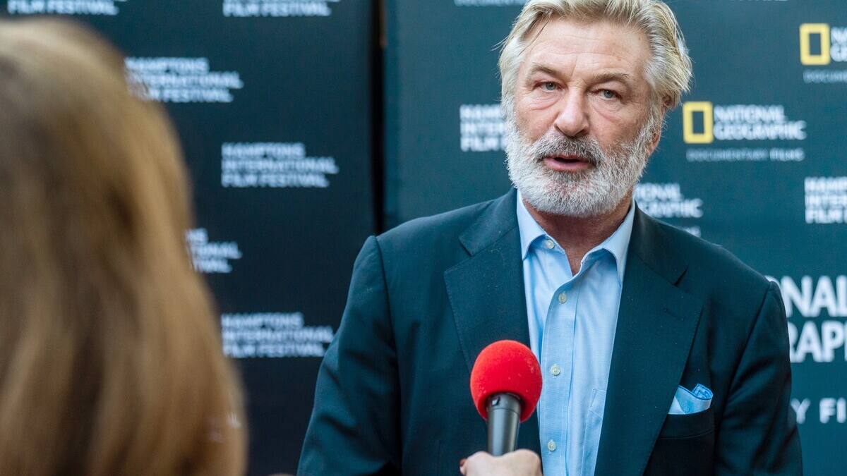 Enquête sur le tir mortel d'Alec Baldwin: la police toujours pas en possession du téléphone de l'acteur