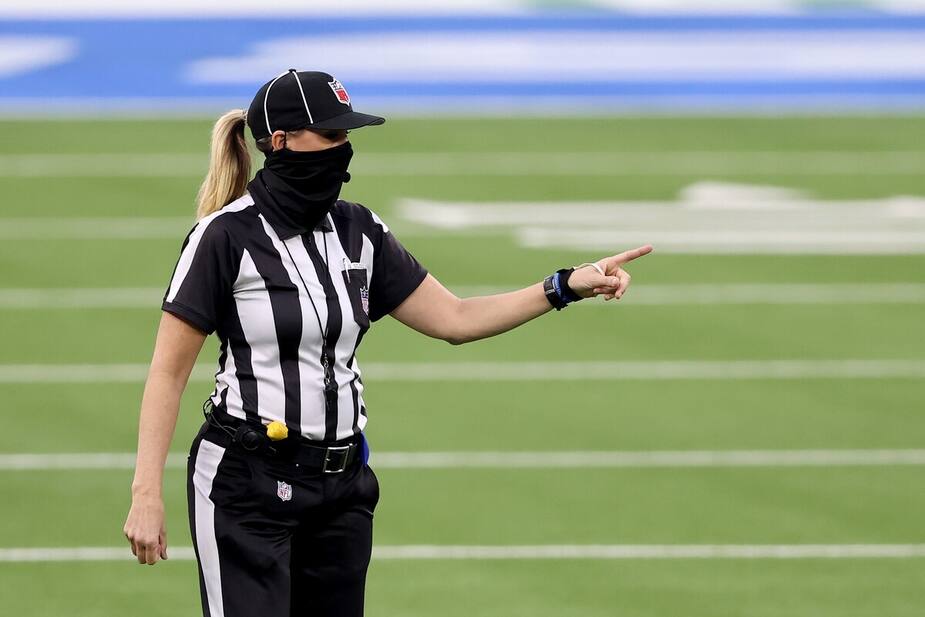 Sarah Thomas într-un meci în decembrie 2020, într-un stadion din California, opuse încărcătoarelor din Los Angeles la Broncos din Denver. Ea va arbitra Super Bowl LV în această duminică în Bay Tampa.'un match en décembre 2020 dans un stade de Californie opposant les Chargers de Los Angeles aux Broncos de Denver. Elle arbitrera le Super Bowl LV ce dimanche à Tampa Bay.