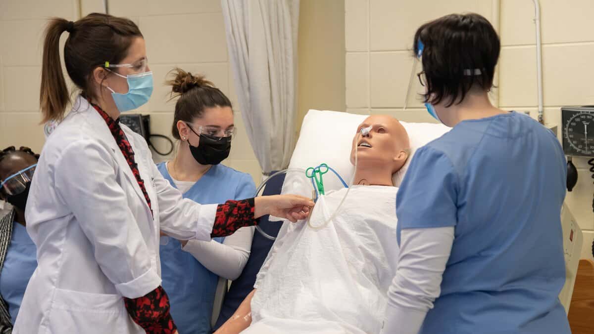 Québec annonce la modernisation de la formation en soins infirmiers